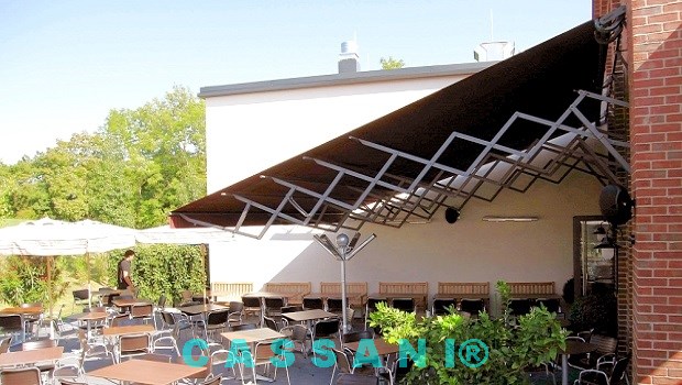 Fassadenmarkise mit Scherenarmen für Terrassen von Markisenbau Cassani