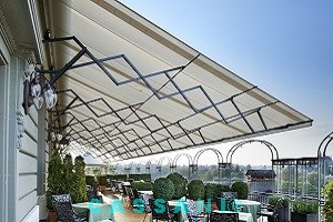 Terrassenmarkise mit Scherenarmen vom Markisenbau Cassani