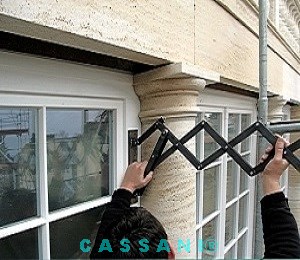Design Markise vom Markisenbau Cassani mit Scherenarmen für historische Fassaden