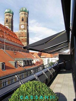 Terrassen Überdachung mit Gelenkarmen von Markisenbau Cassani